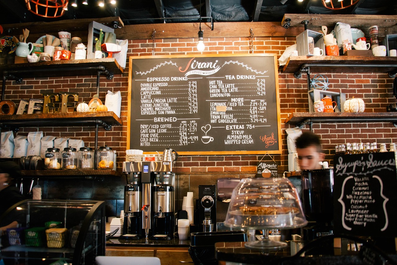 コンクリート土間のミニマルなコーヒー焙煎所兼カフェの内観