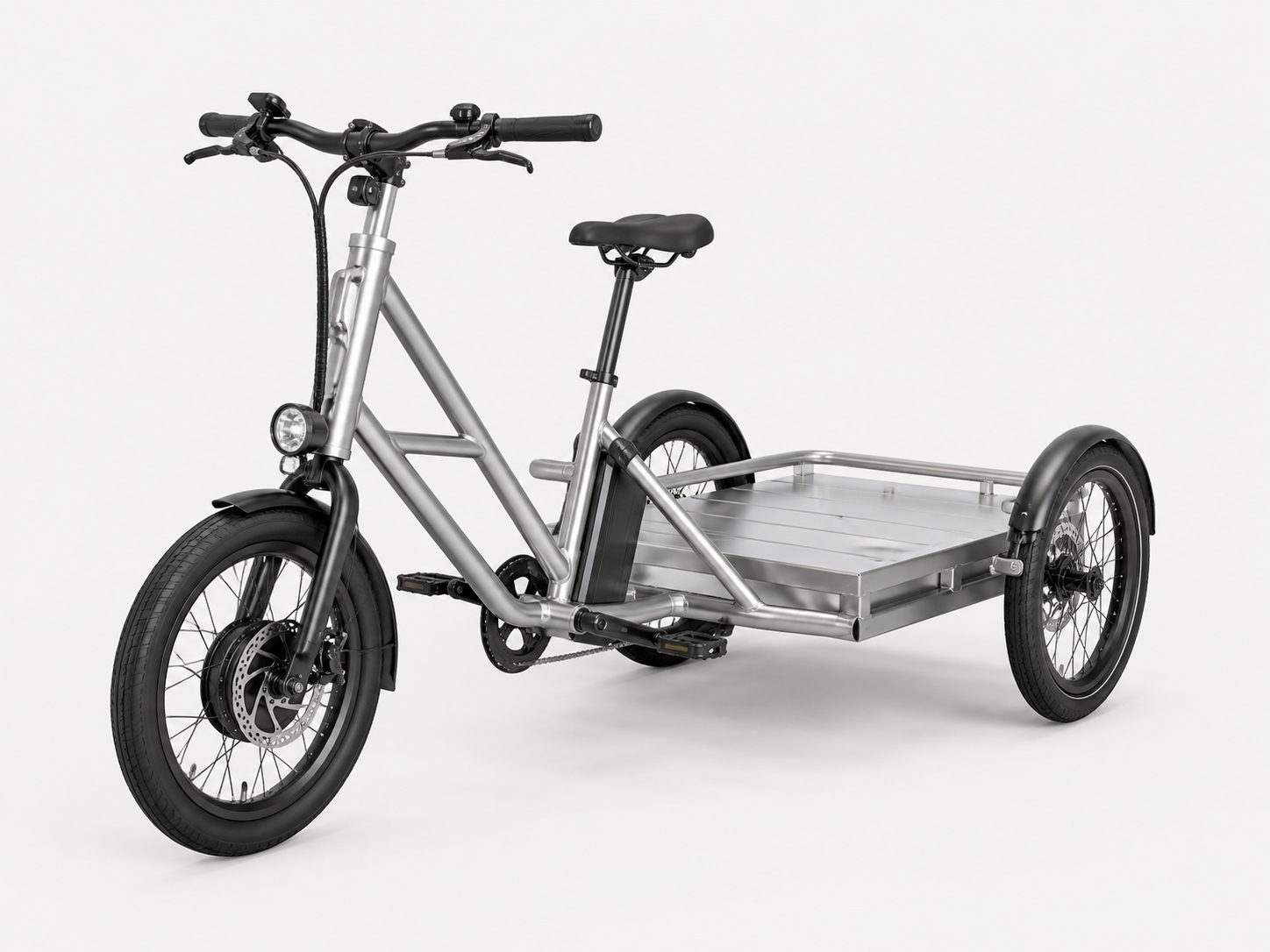 CARGAの車体。前輪1輪・後輪2輪の電動アシストカーゴ三輪をスタジオで正面斜めから撮影したベース状態
