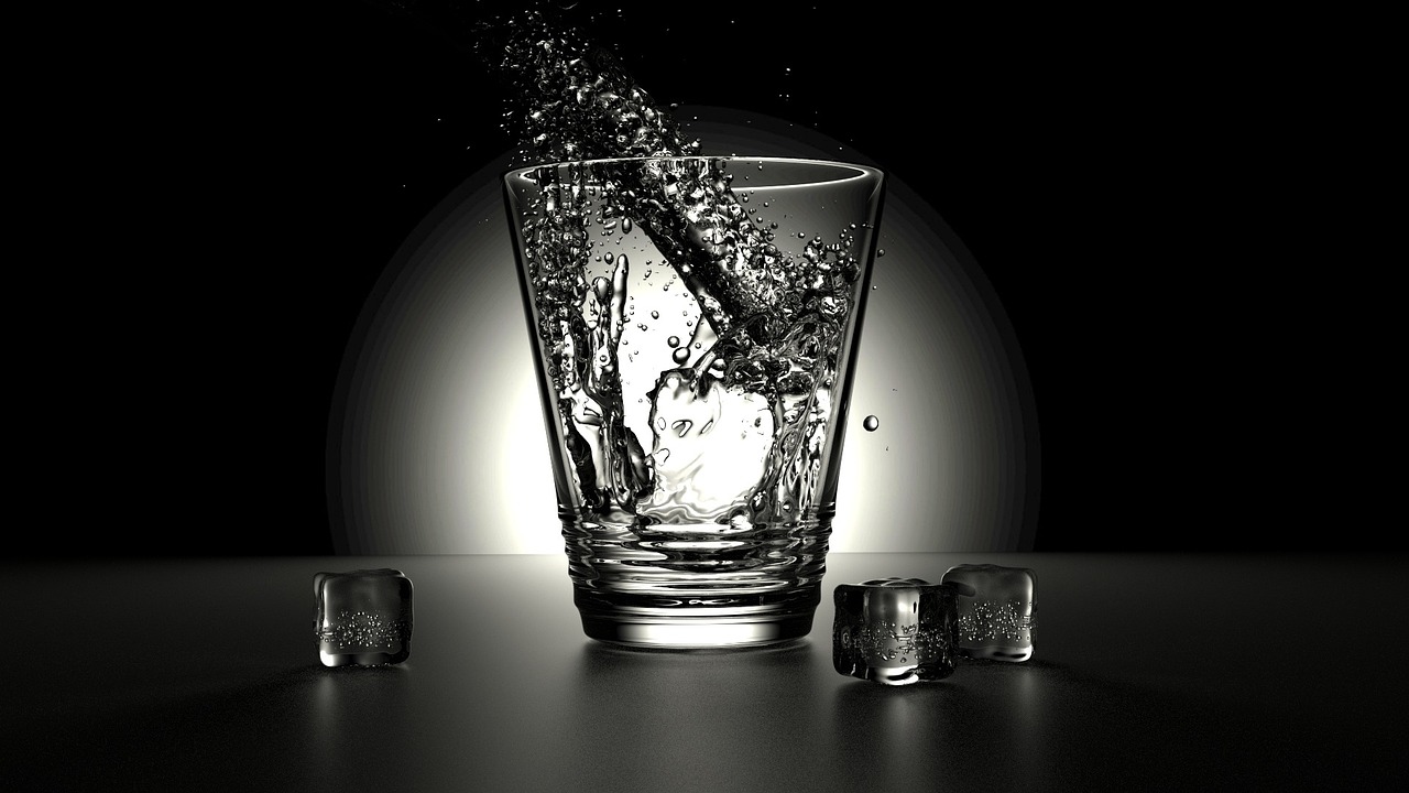 氷を満たしたロックグラスに琥珀の酒が注がれる瞬間