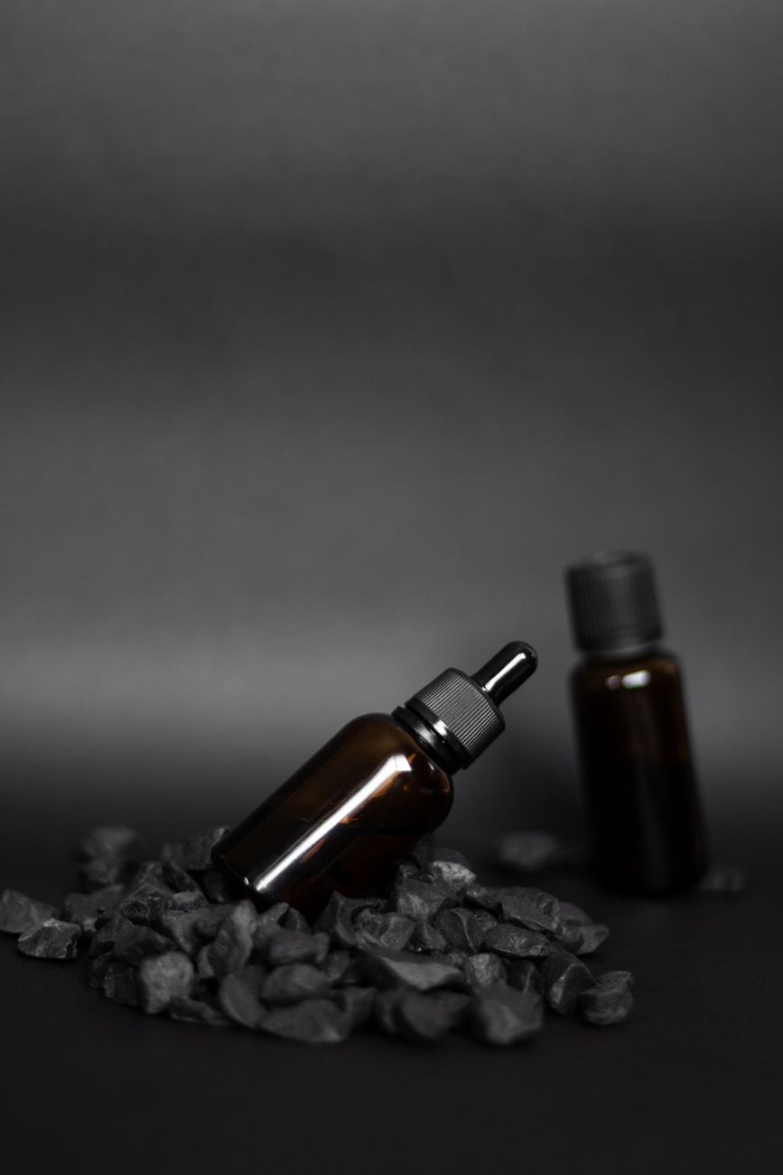 ÉTHRA H08·R15 のボトル。つや消しの黒ガラスに型番を直刷り。