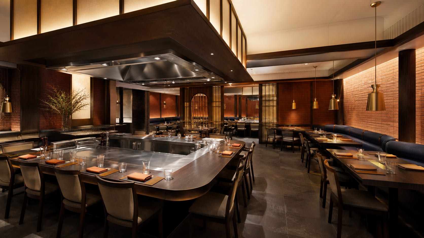 Sara to Teppan. A raised ceiling void above the teppan station drawing the heat away from the tables