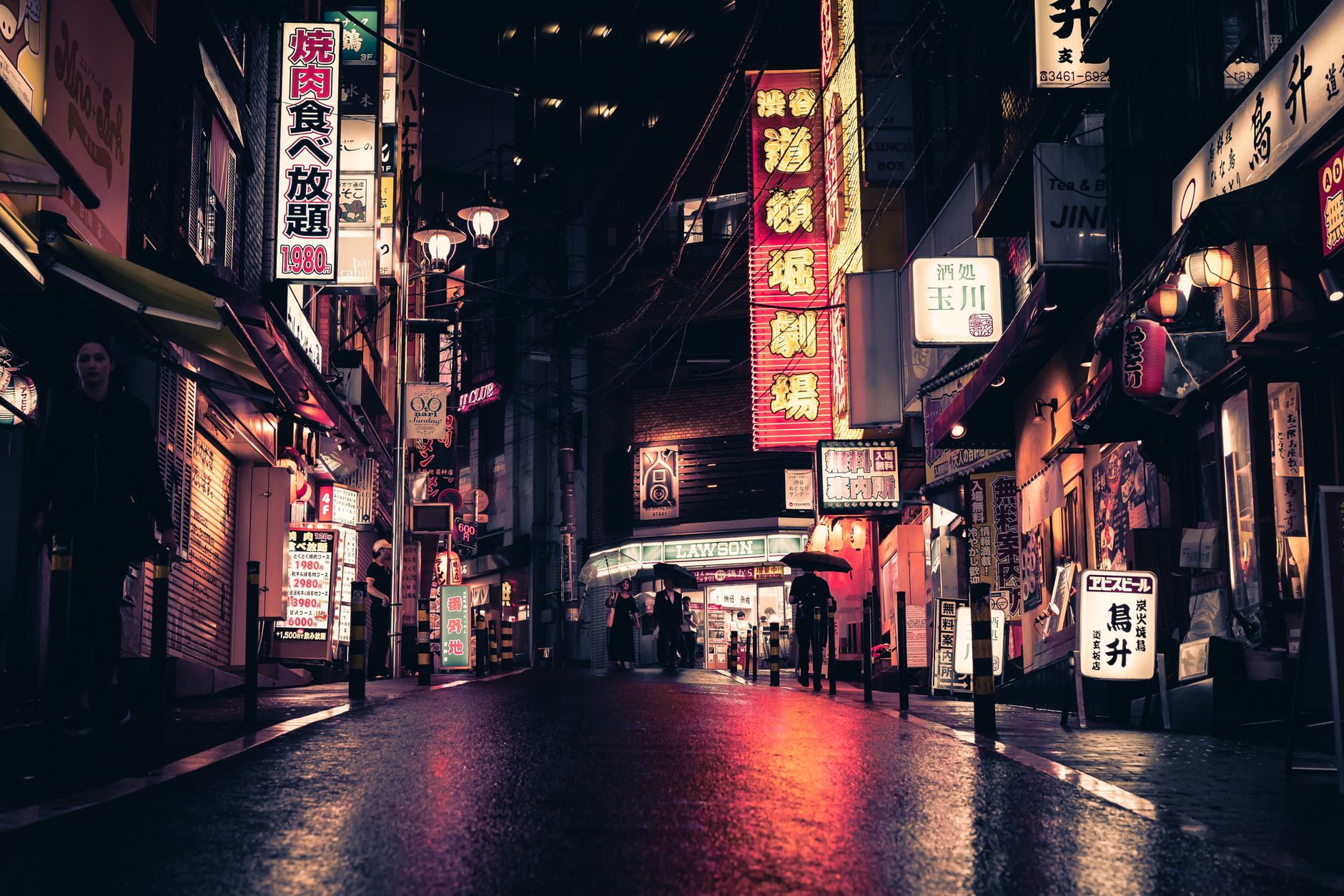 深夜の東京、ネオンの反射する濡れた路面を歩く清掃員の後ろ姿。シネマティックなドキュメンタリーの1フレーム、青と琥珀のミックスライト、35mm 風グレイン。